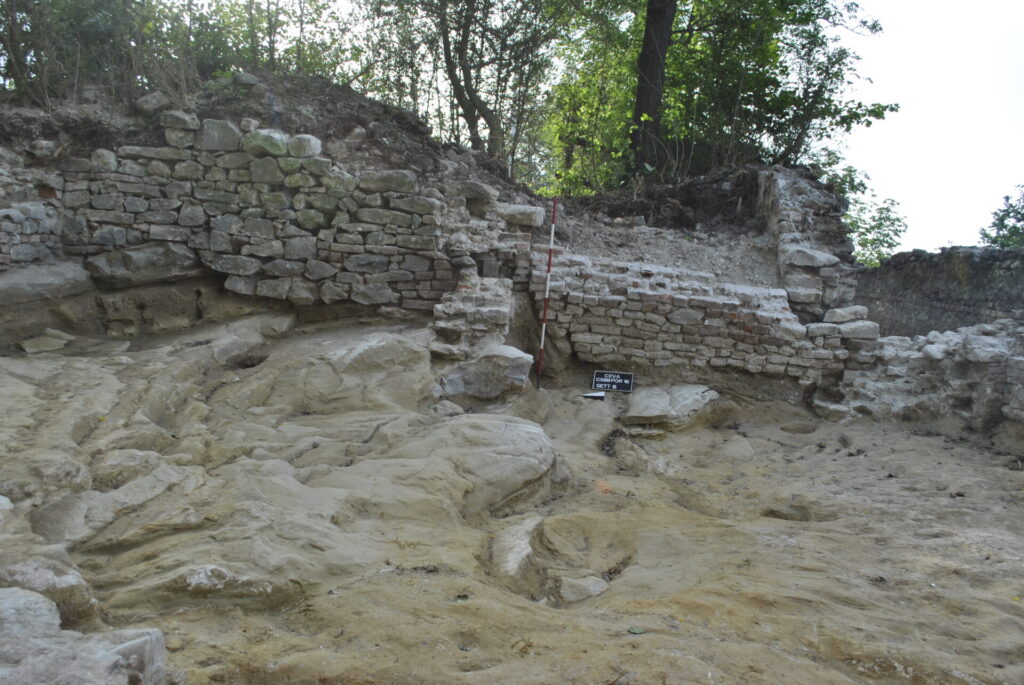 Resti della porta del forte